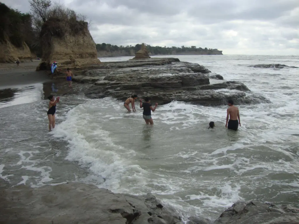 Disfrutando de las actividades en Playa Escondida