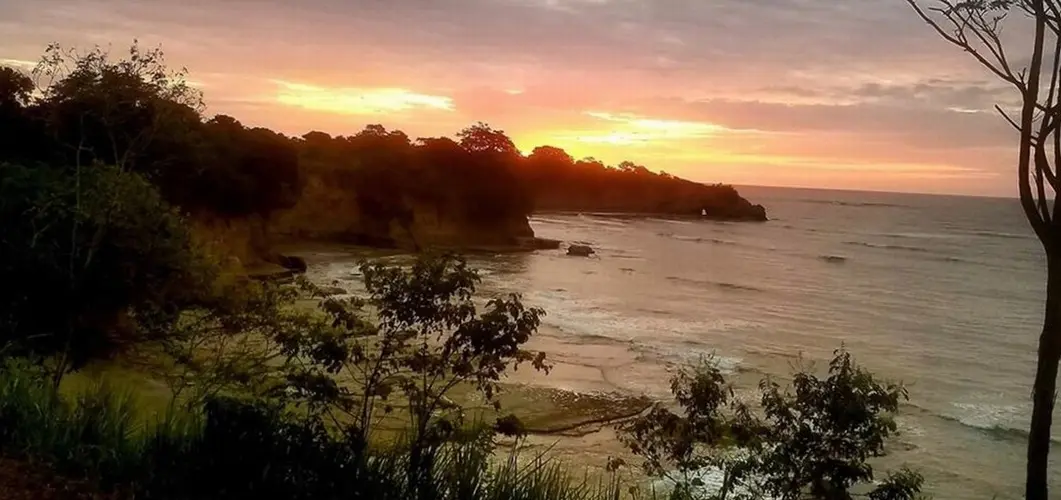 Vista panorámica de las Actividades en Playa Escondida y el mar